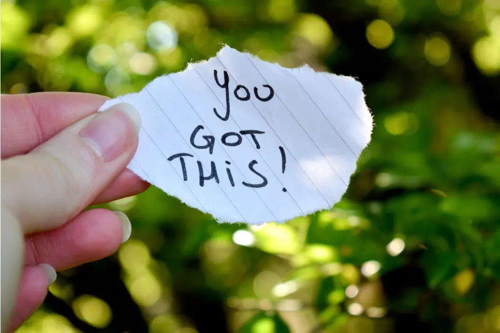 a womans hand holding a paper with the words "you got this"