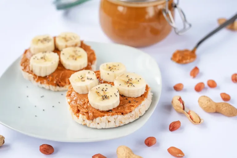 peanut butter and banana on rice cakes